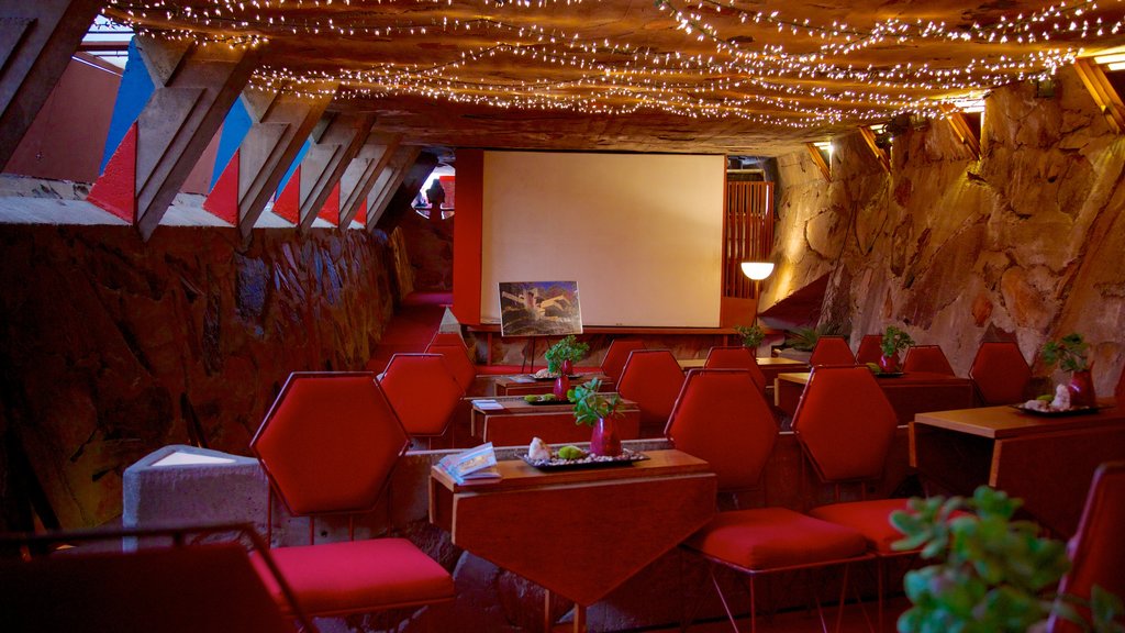 Taliesin West menampilkan pemandangan interior dan makan di luar