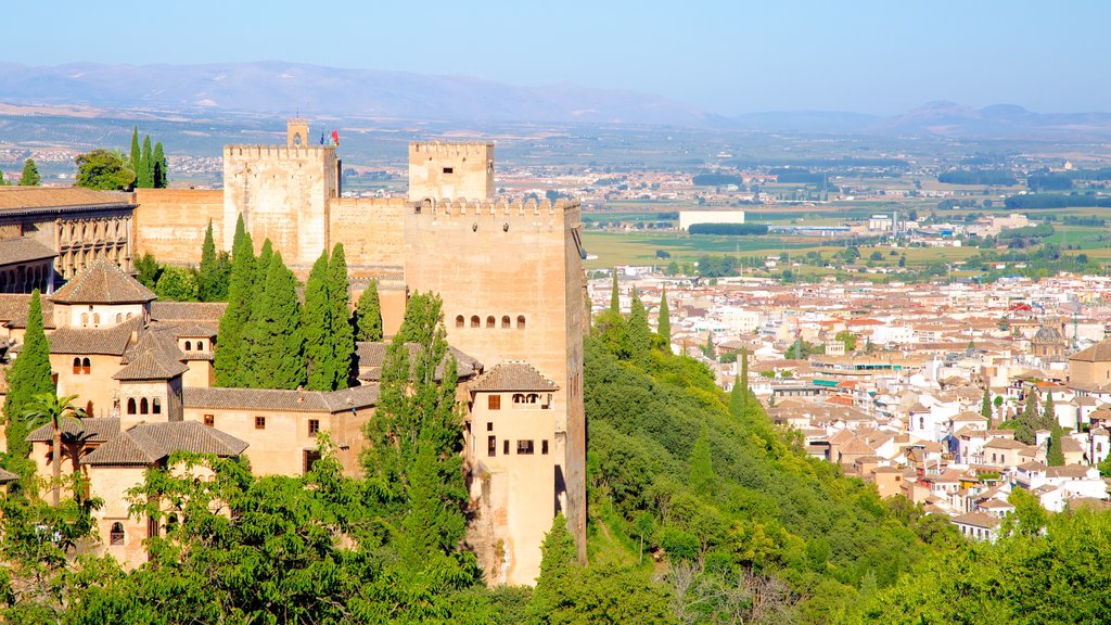 Palacio del Generalife que incluye castillo o palacio, una ciudad y patrimonio de arquitectura