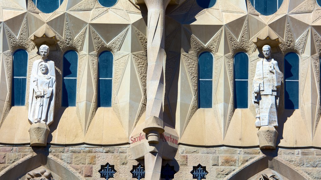 Sagrada Familia which includes religious elements, heritage architecture and a church or cathedral