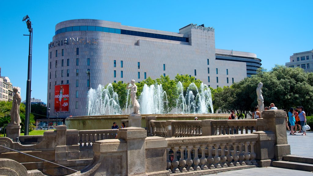 Placa de Catalunya cho thấy đài phun nước, quảng trường và thành phố