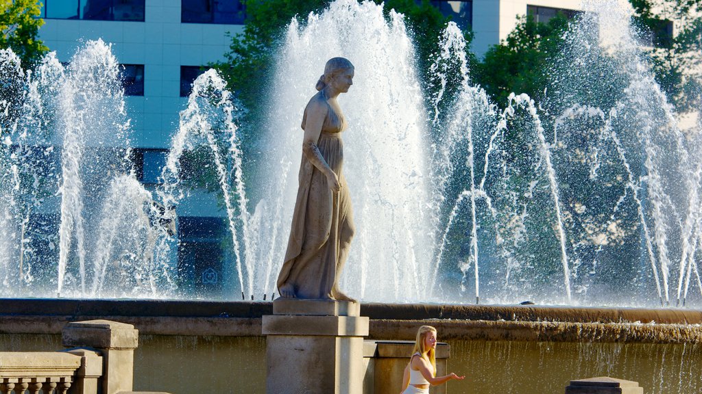 Placa de Catalunya showing a statue or sculpture, a monument and a fountain