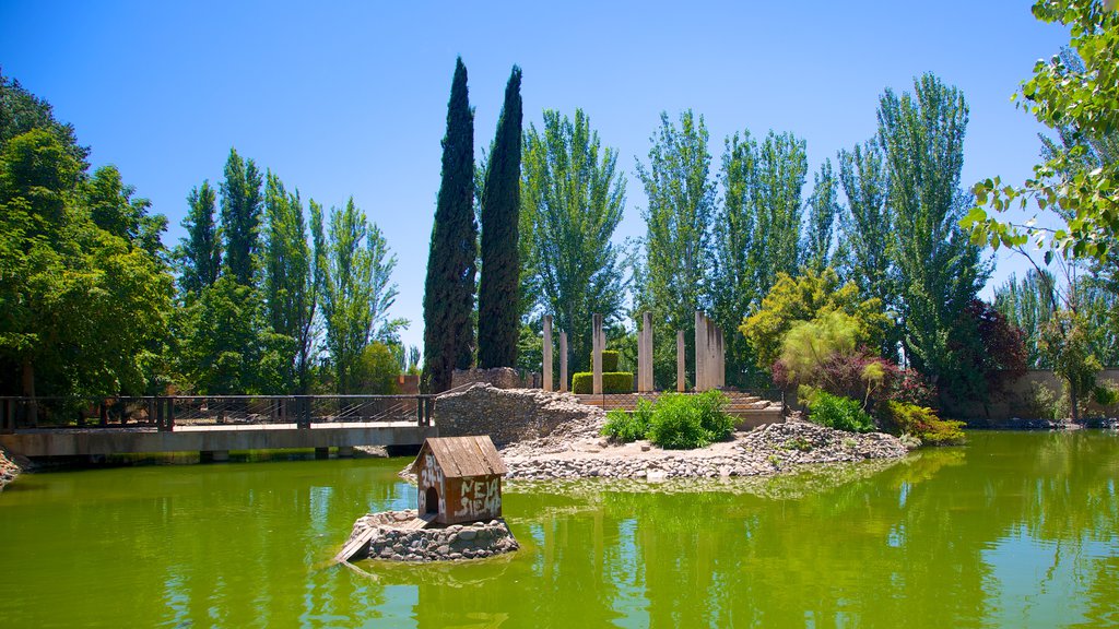 Parque García Lorca que incluye un jardín y un estanque