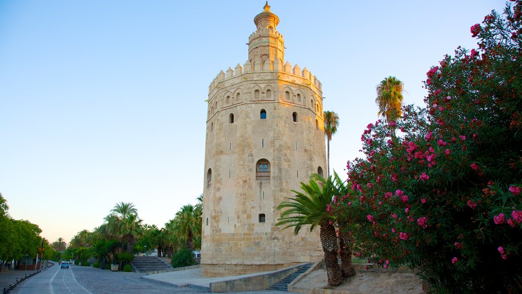 Torre del Oro ofreciendo escenas urbanas, patrimonio de arquitectura y flores