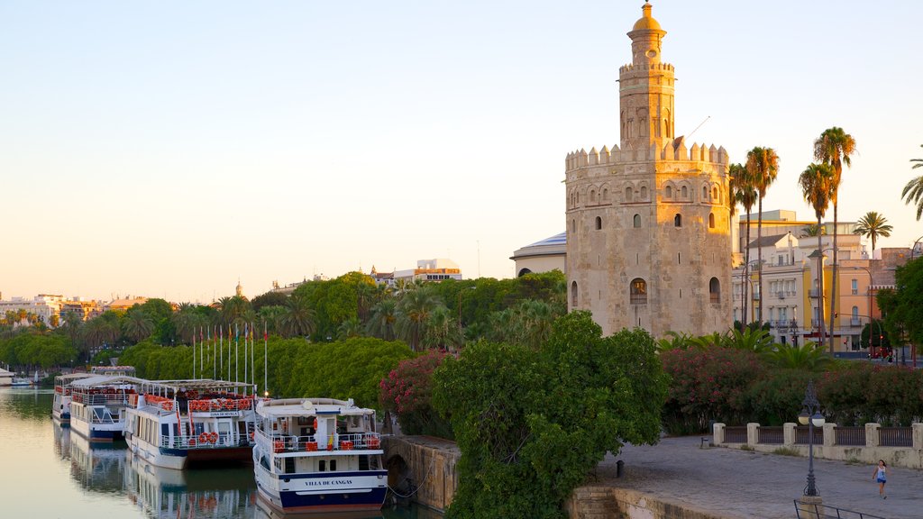 Torre del Oro que inclui arquitetura de patrimônio, uma baía ou porto e itens militares