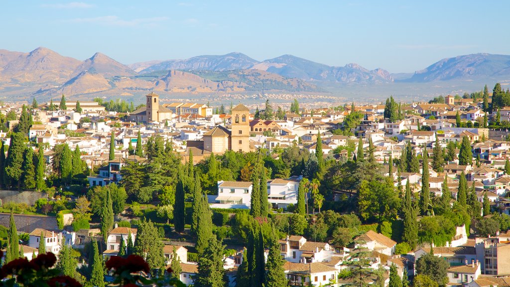 Palacio del Generalife ofreciendo montañas, vista panorámica y una pequeña ciudad o aldea