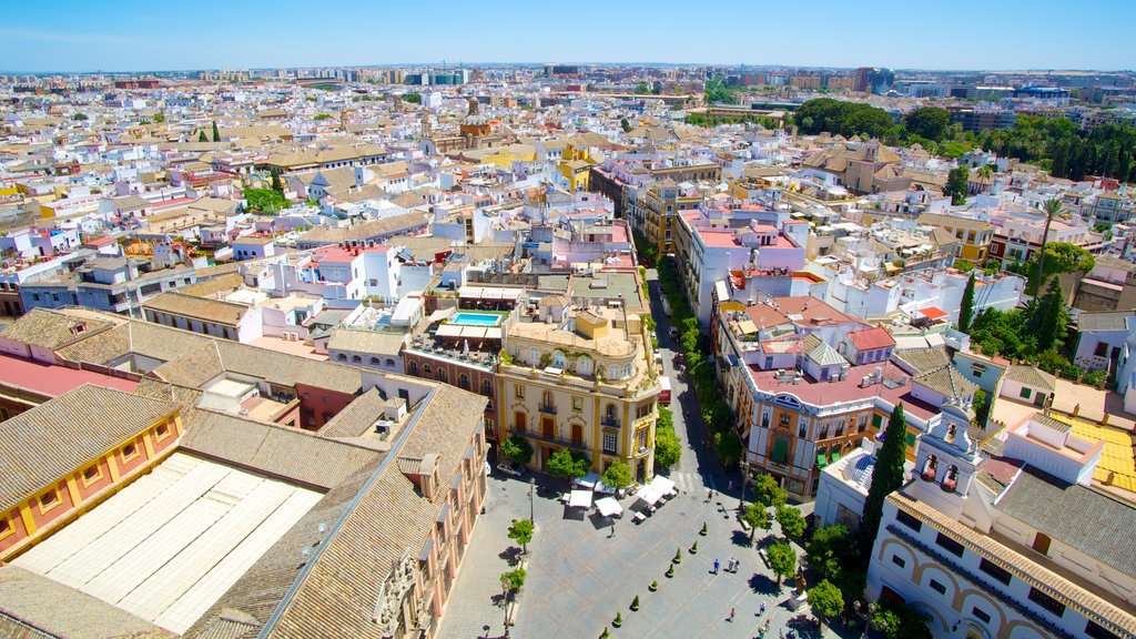 Giralda caracterizando arquitetura de patrimônio, uma cidade e linha do horizonte