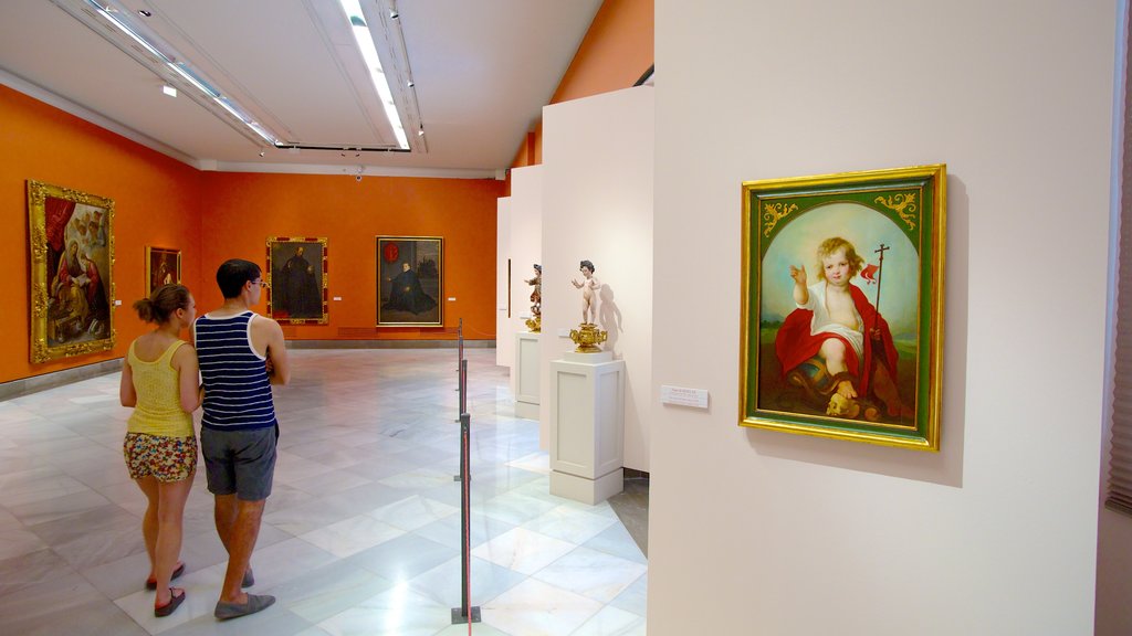 Museo de Bellas Artes ofreciendo vista interna y arte y también una pareja