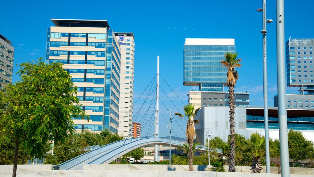 Barcelona que incluye una ciudad, un puente y un rascacielos