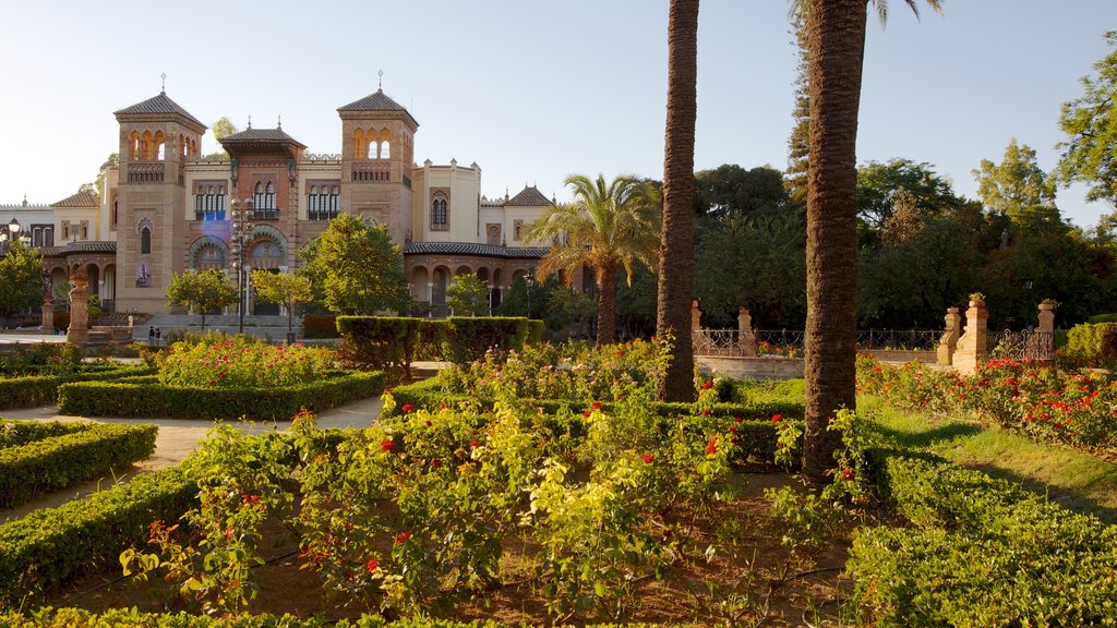 Parque de María Luisa que incluye un parque, arquitectura patrimonial y un castillo