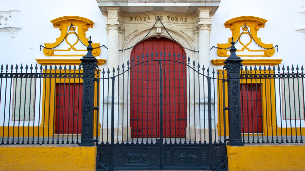 Arènes de la Real Maestranza de Caballería de Séville montrant signalisation