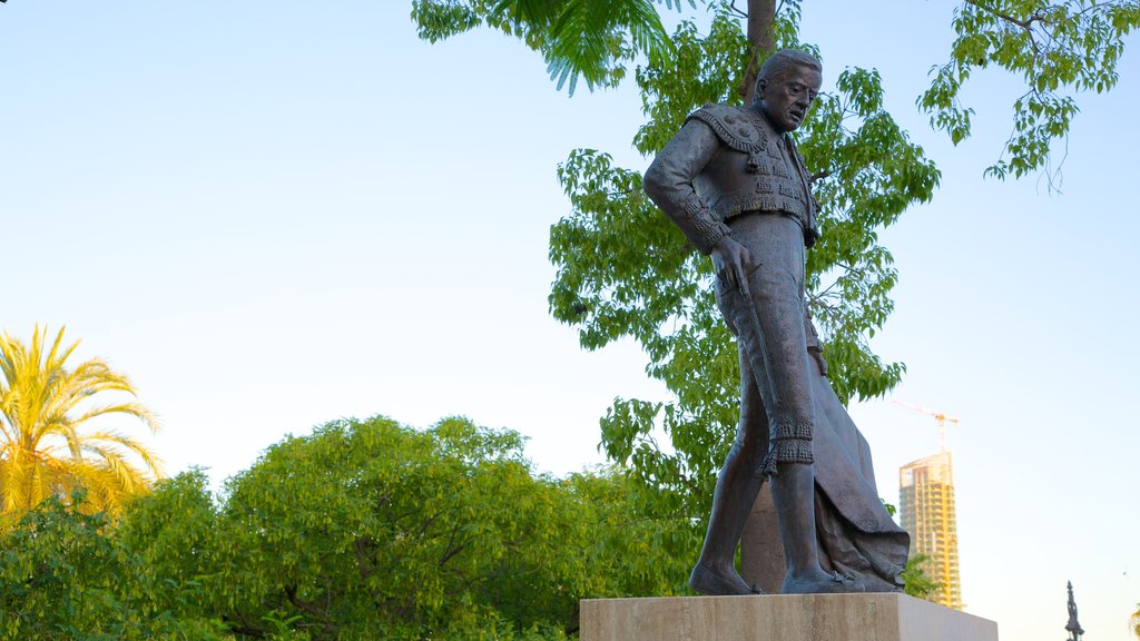 Arènes de la Real Maestranza de Caballería de Séville mettant en vedette une statue ou une sculpture