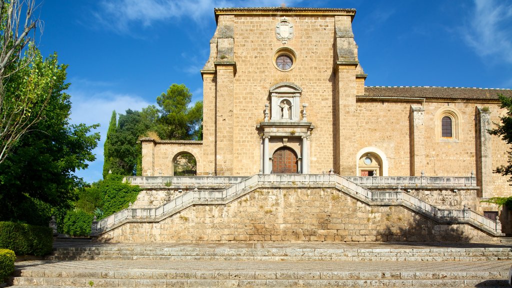 Monasterio de la Cartuja mostrando un castillo y patrimonio de arquitectura