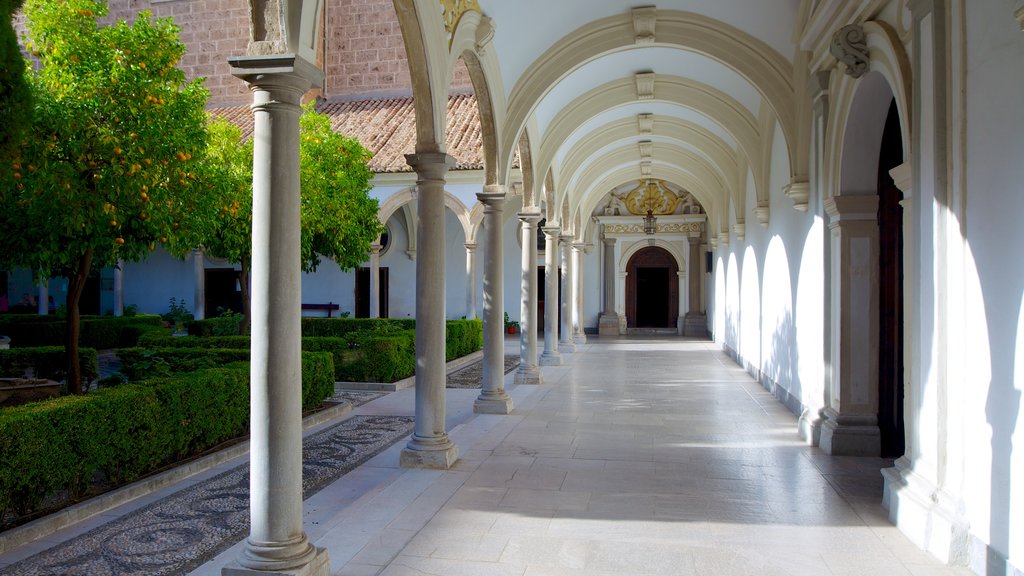 Monasterio de la Cartuja ofreciendo una iglesia o catedral y vistas interiores