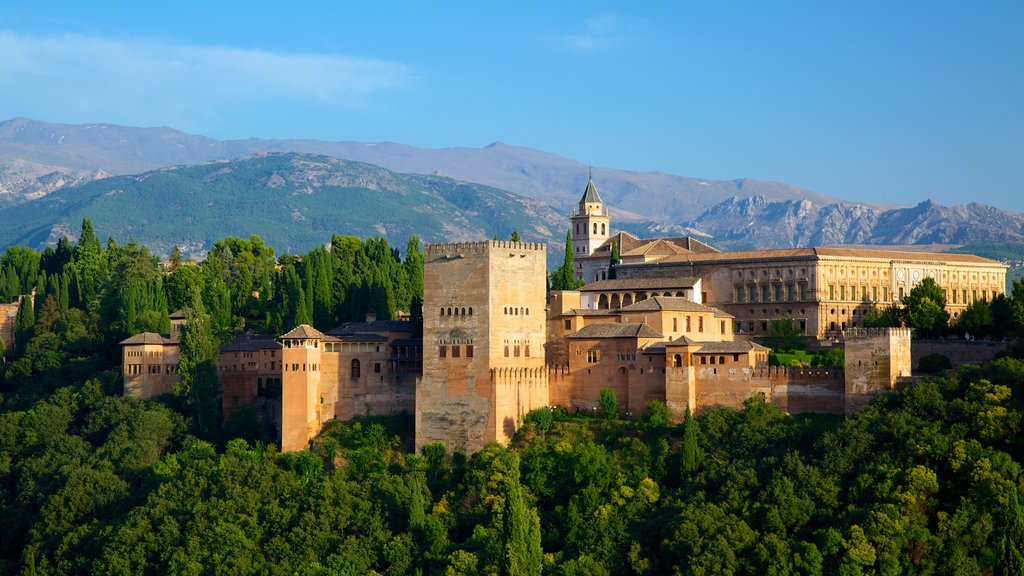 Mirador de San Nicolás mostrando montañas, un castillo y vistas de paisajes