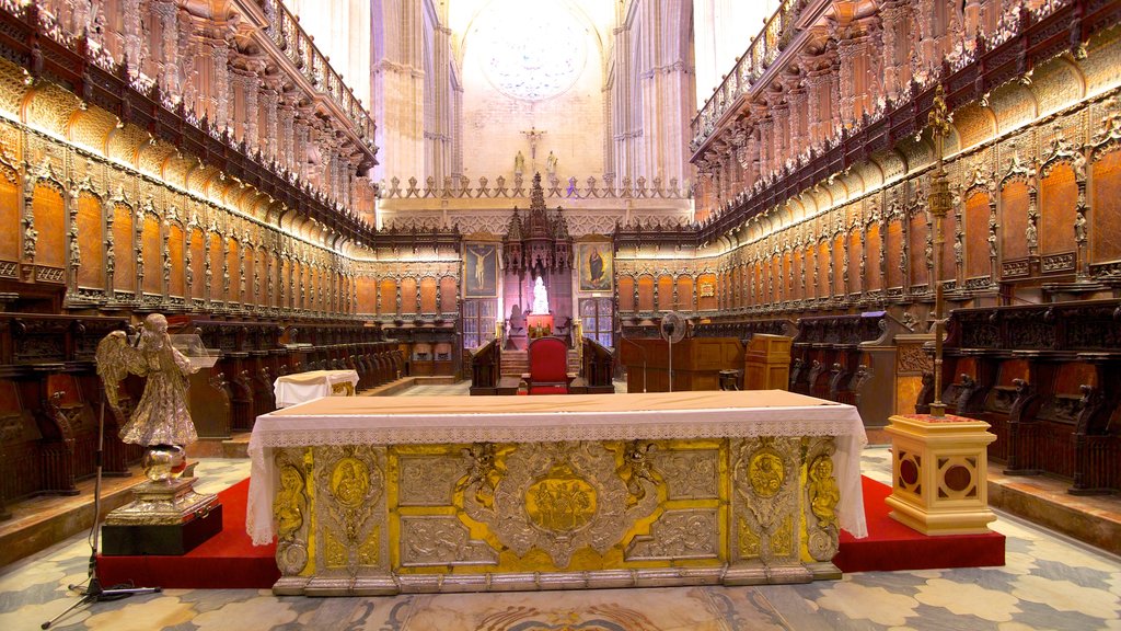 Catedral de Sevilla que incluye vista interna, una iglesia o catedral y elementos religiosos