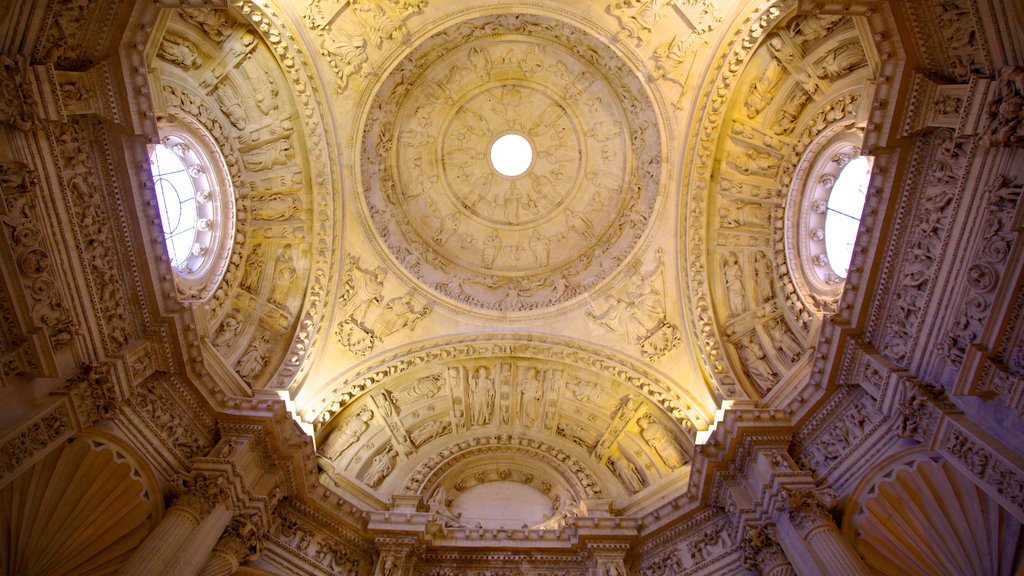 Catedral de Sevilla ofreciendo patrimonio de arquitectura, una iglesia o catedral y vistas interiores