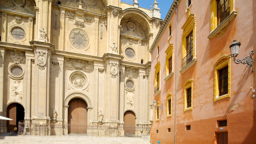 Catedral de Granada ofreciendo patrimonio de arquitectura y una iglesia o catedral