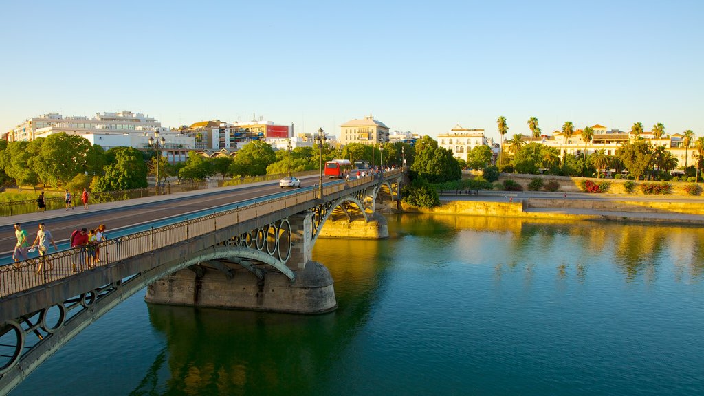 Puente de Triana que incluye un río o arroyo, un puente y una ciudad