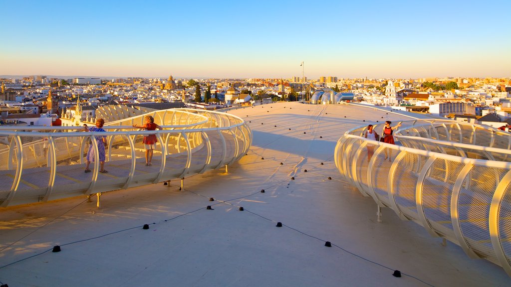 Metropol Parasol que incluye una puesta de sol, arquitectura moderna y horizonte