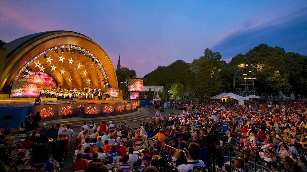 Boston mostrando música, arte escénico y un festival