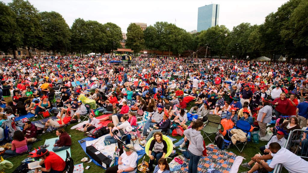 Boston qui includes un festival aussi bien que un grand groupe de personnes