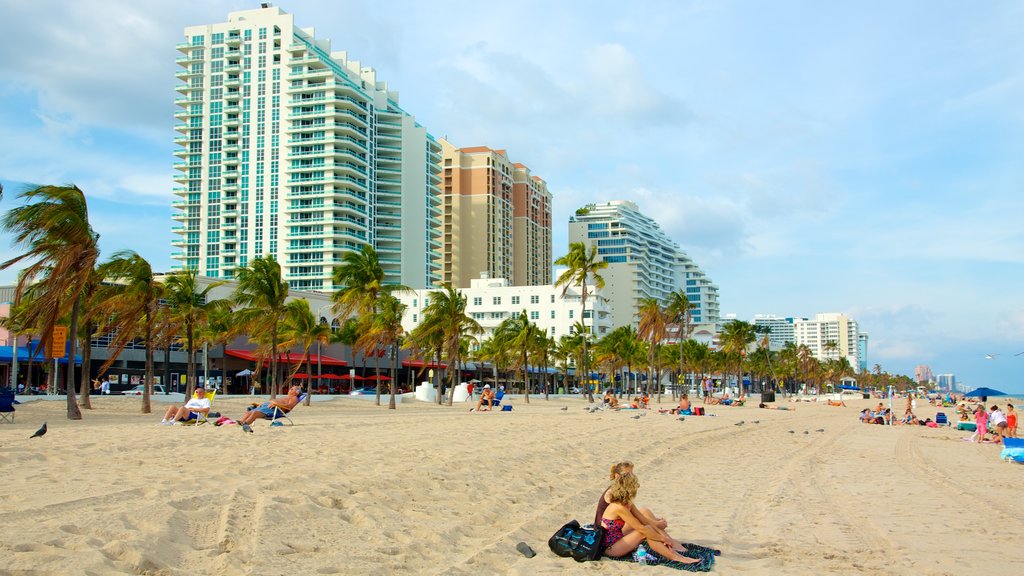 Fort Lauderdale Beach que incluye un hotel o complejo turístico de lujo y una playa