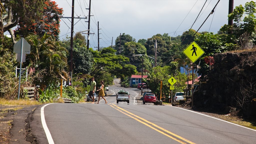 Holualoa which includes street scenes