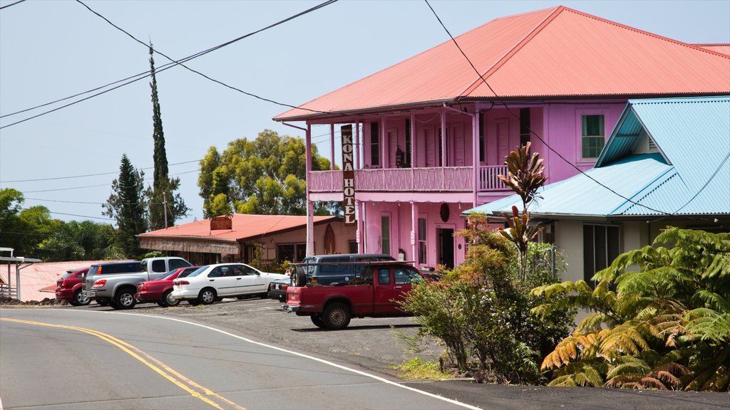 Holualoa showing street scenes and a coastal town