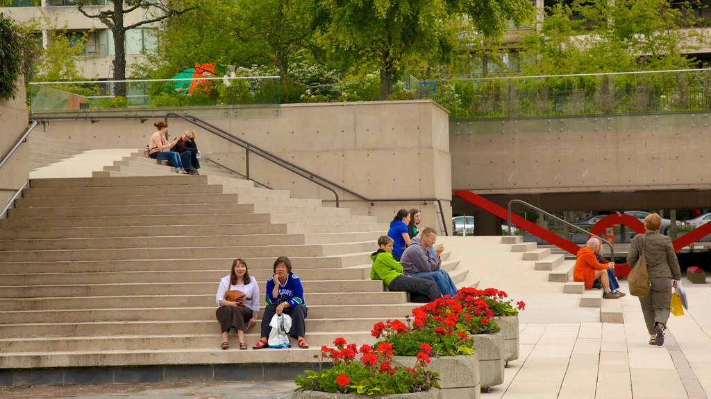 Robson Street inclusief een plein, een stad en bloemen