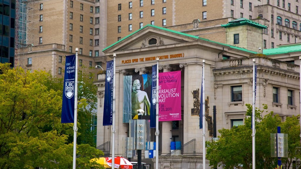 Robson Street showing street scenes, heritage architecture and signage