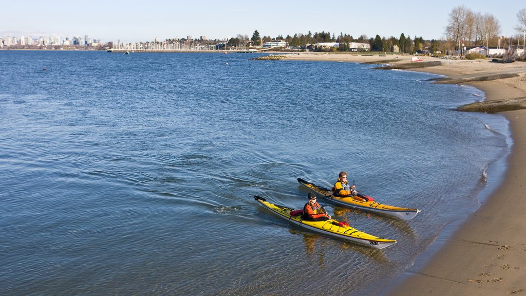 Playa Jericho que incluye kayaks o canoas, una bahía o un puerto y una playa