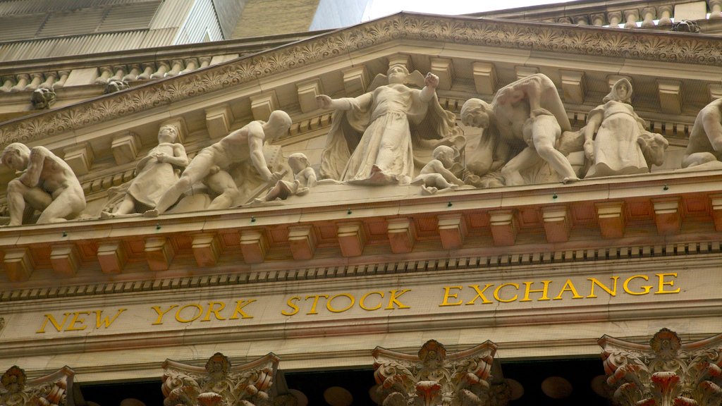 Manhattan showing a city, signage and an administrative building