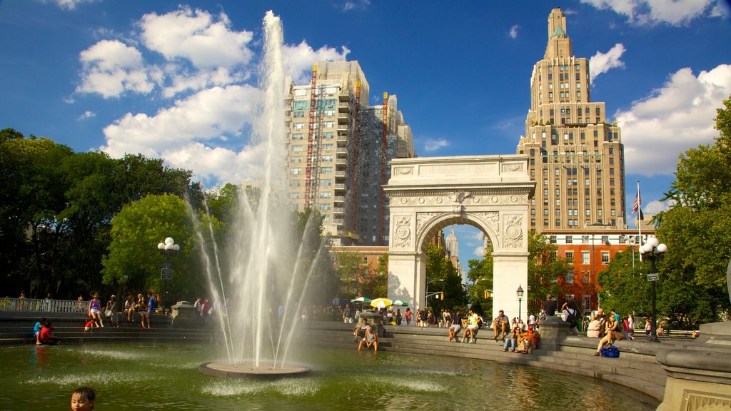 Greenwich Village showing a city, a fountain and a monument