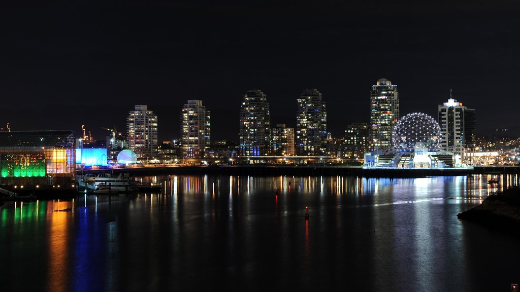 False Creek que incluye un rascacielos, una ciudad y escenas nocturnas