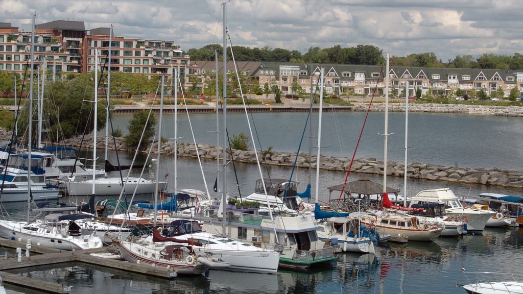 Port Credit que incluye una ciudad costera y un club náutico