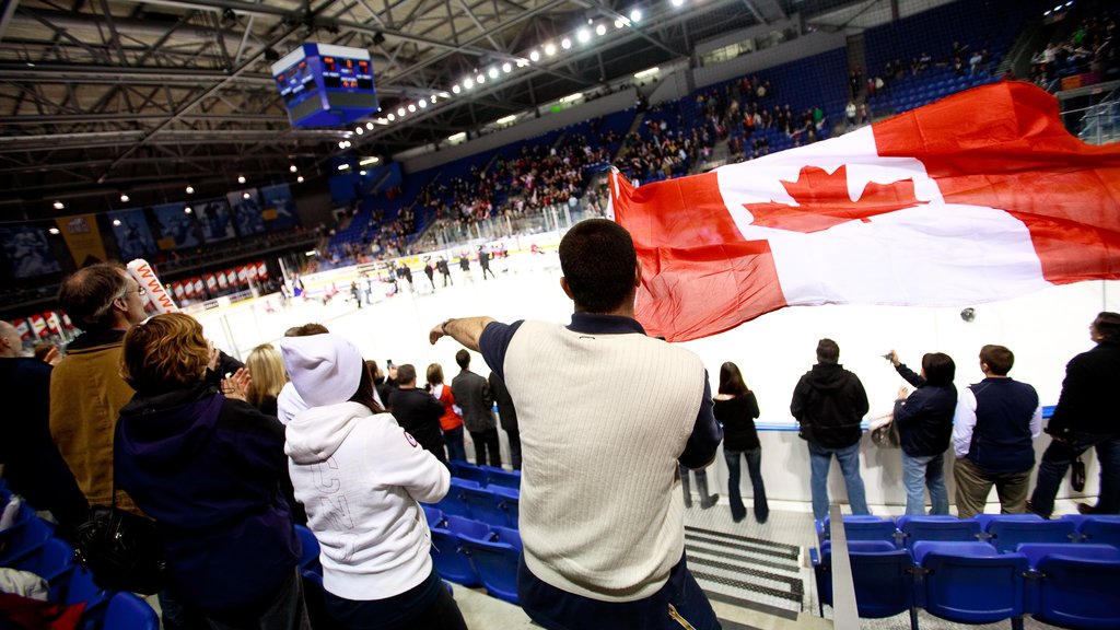 Doug Mitchell Thunderbird Sports Centre mostrando vistas internas e um evento desportivo assim como um grande grupo de pessoas