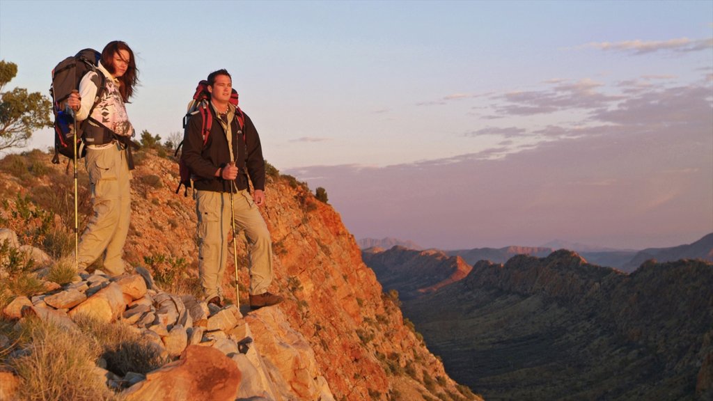 Larapinta Trail que incluye senderismo o caminata, una puesta de sol y escenas tranquilas