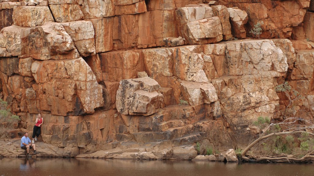 Red Centre que inclui escalada ou caminhada, um desfiladeiro ou canyon e um lago ou charco