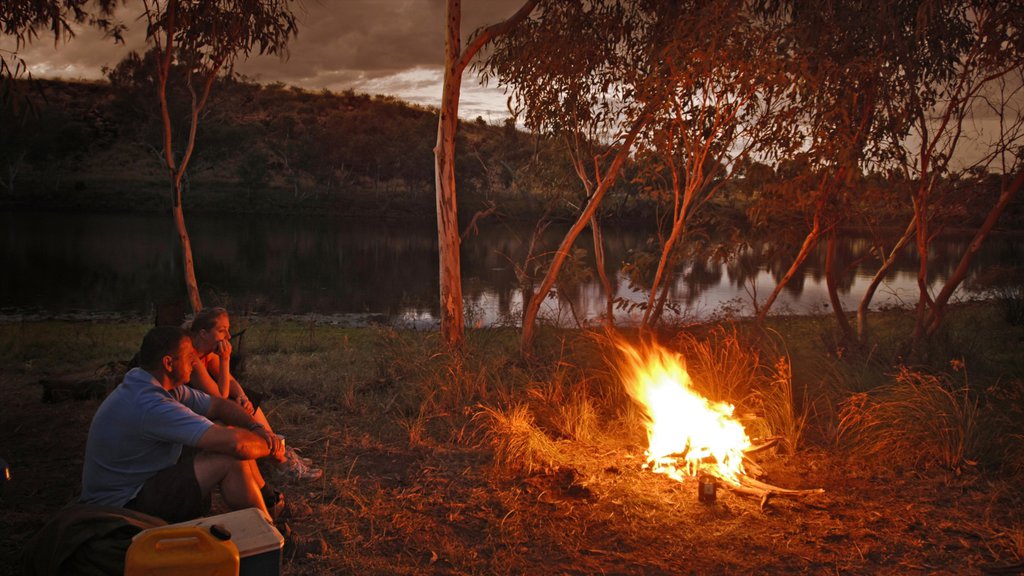 Red Centre que inclui cenas tranquilas e cenas noturnas assim como um casal