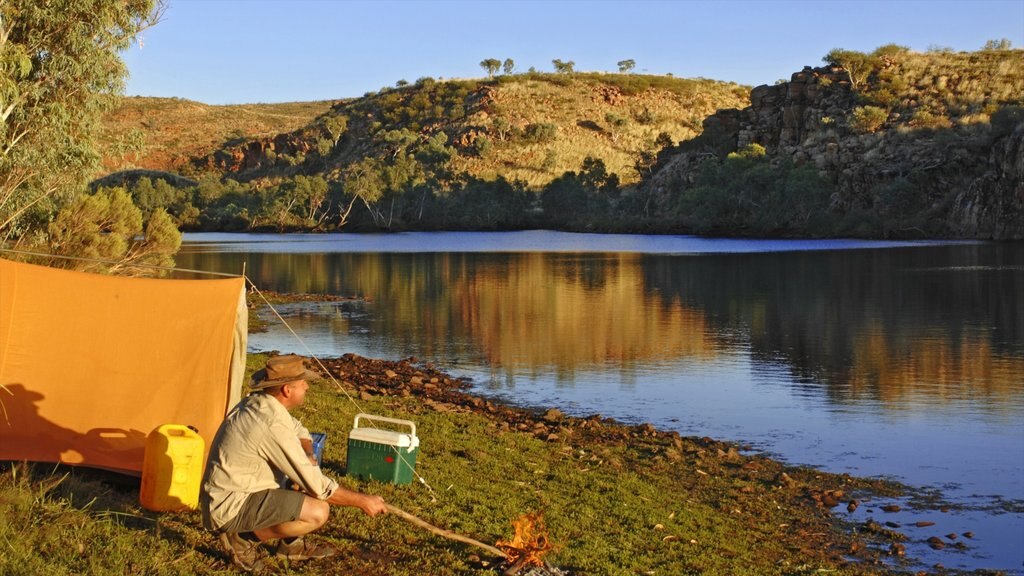 Red Centre que incluye un río o arroyo y camping y también un hombre