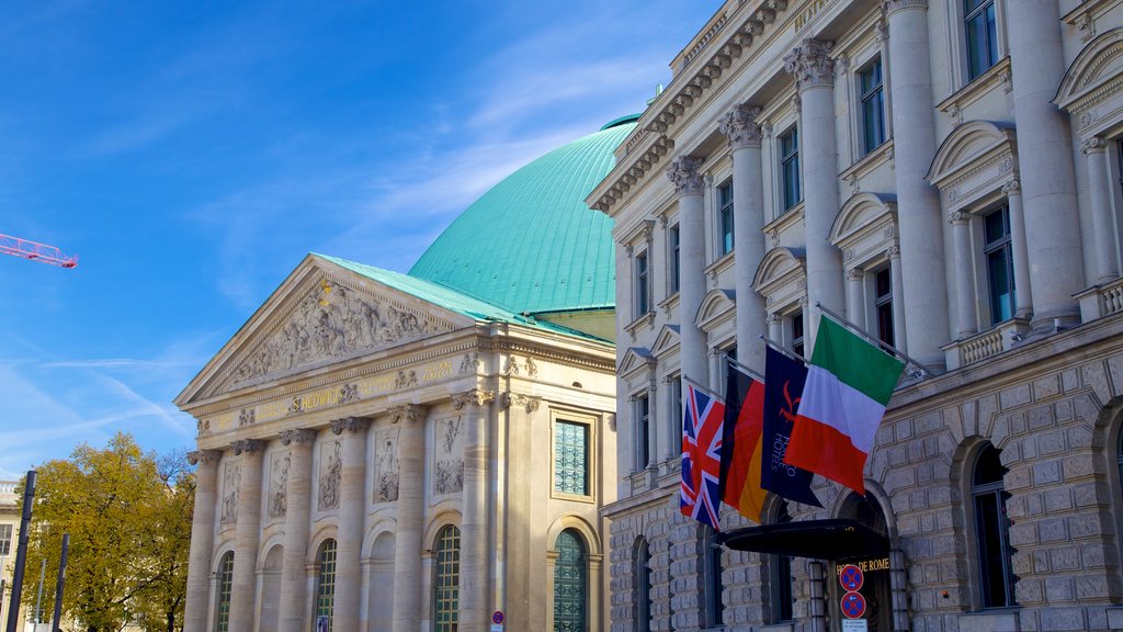 Bebelplatz johon kuuluu vanha arkkitehtuuri ja hallintorakennus