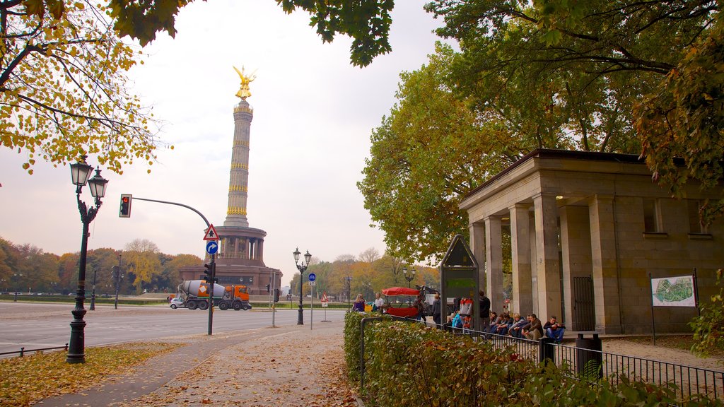 Columna de la Victoria mostrando una ciudad y un monumento