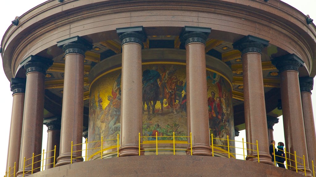 Coluna da Vitória caracterizando um monumento e elementos de patrimônio