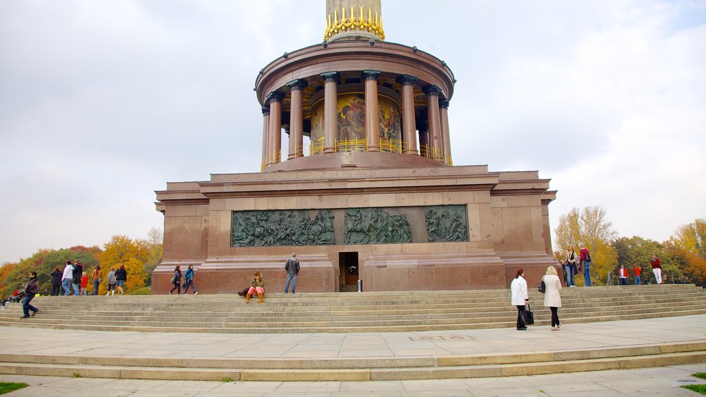 Colonne de la victoire mettant en vedette un monument, une place publique et éléments du patrimoine