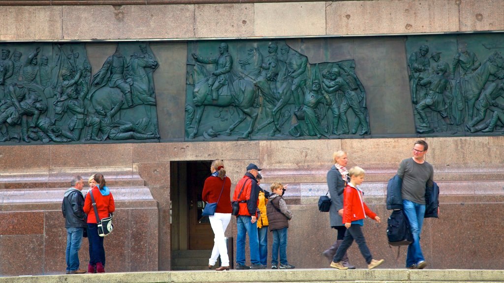 Voitonpylväs johon kuuluu monumentti sekä pieni ryhmä ihmisiä