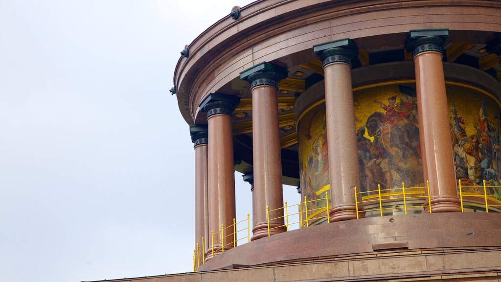 Columna de la Victoria que incluye un monumento y elementos del patrimonio