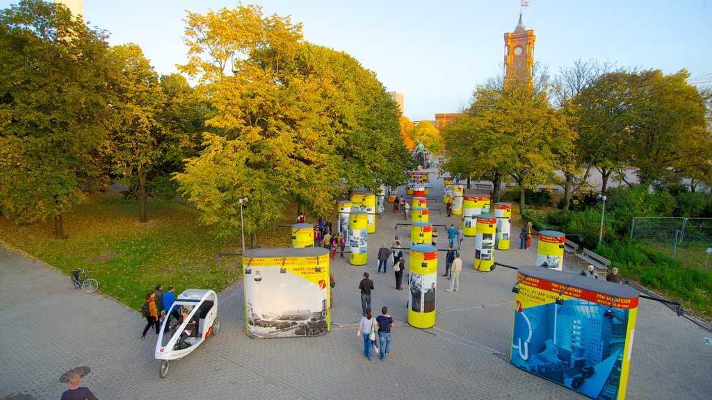 Marienkirche que inclui um parque e arte ao ar livre