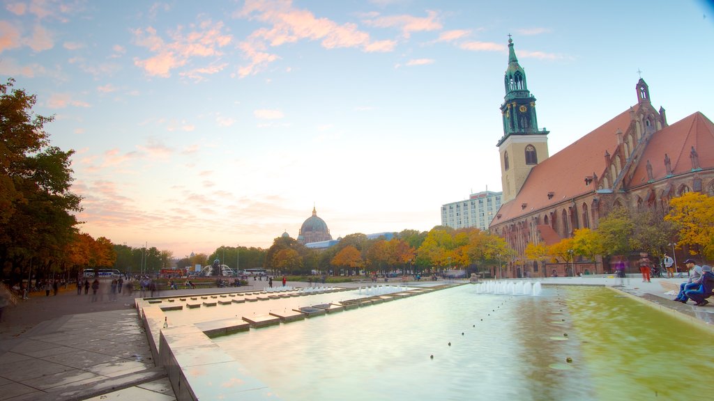 Marienkirche featuring a square or plaza, a church or cathedral and a fountain