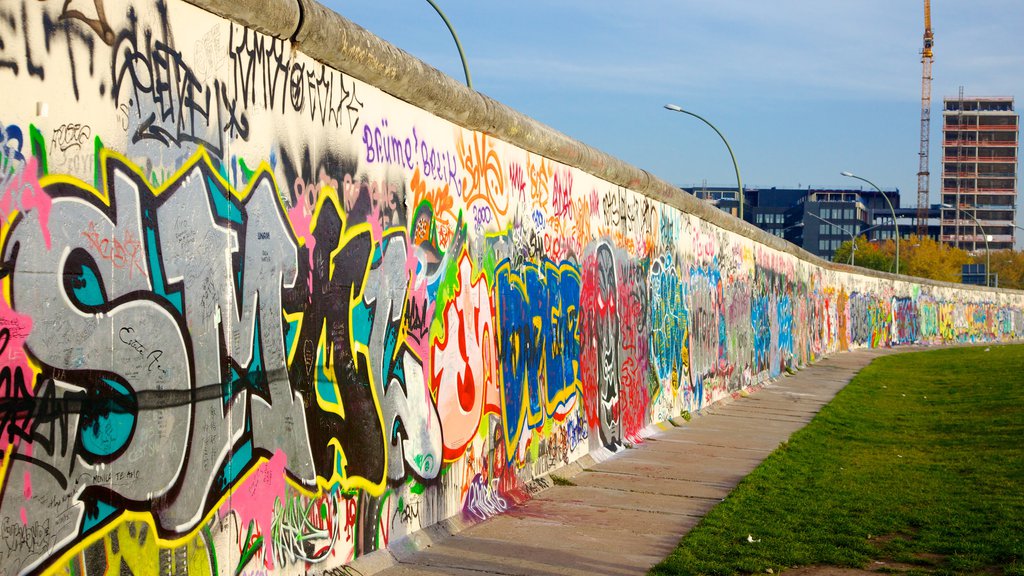 Galería de arte al aire libre East Side Gallery mostrando arte al aire libre y elementos patrimoniales