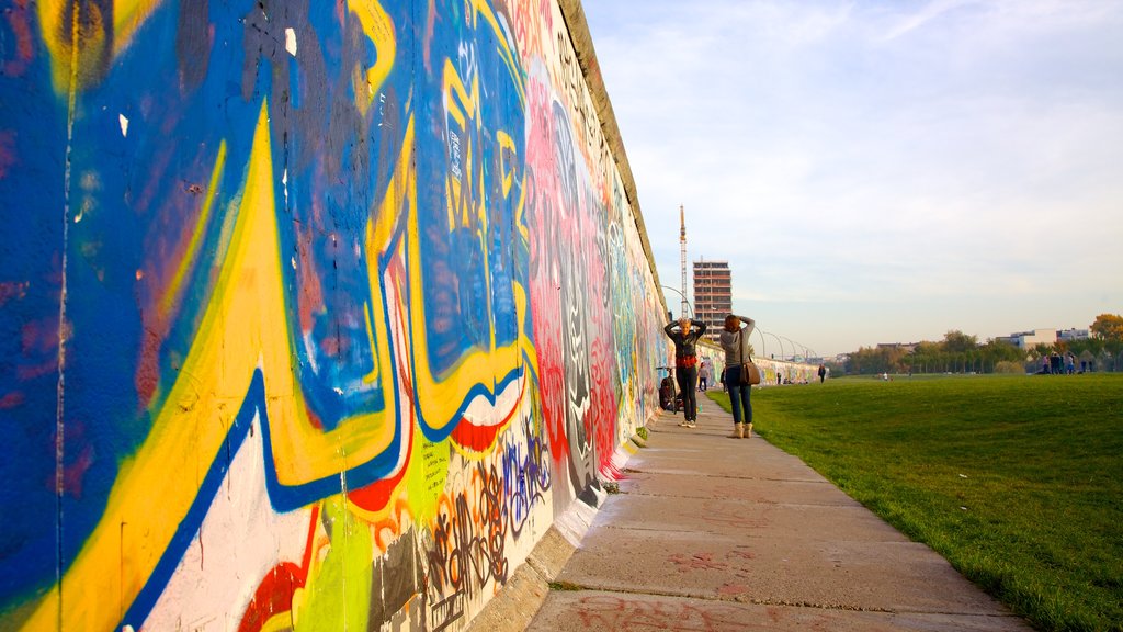 Galería de arte al aire libre East Side Gallery que incluye un parque, elementos del patrimonio y arte al aire libre